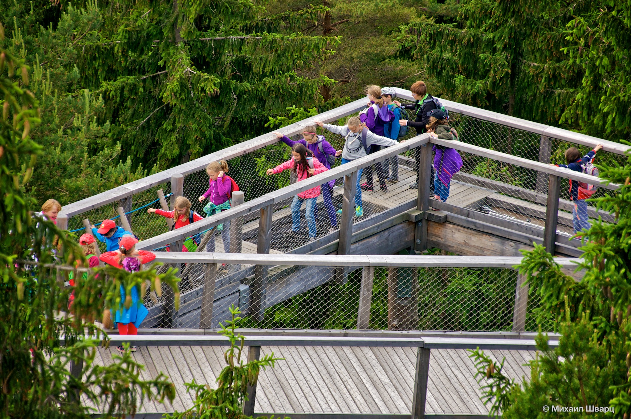Дети преодолевают трудности на дороге
