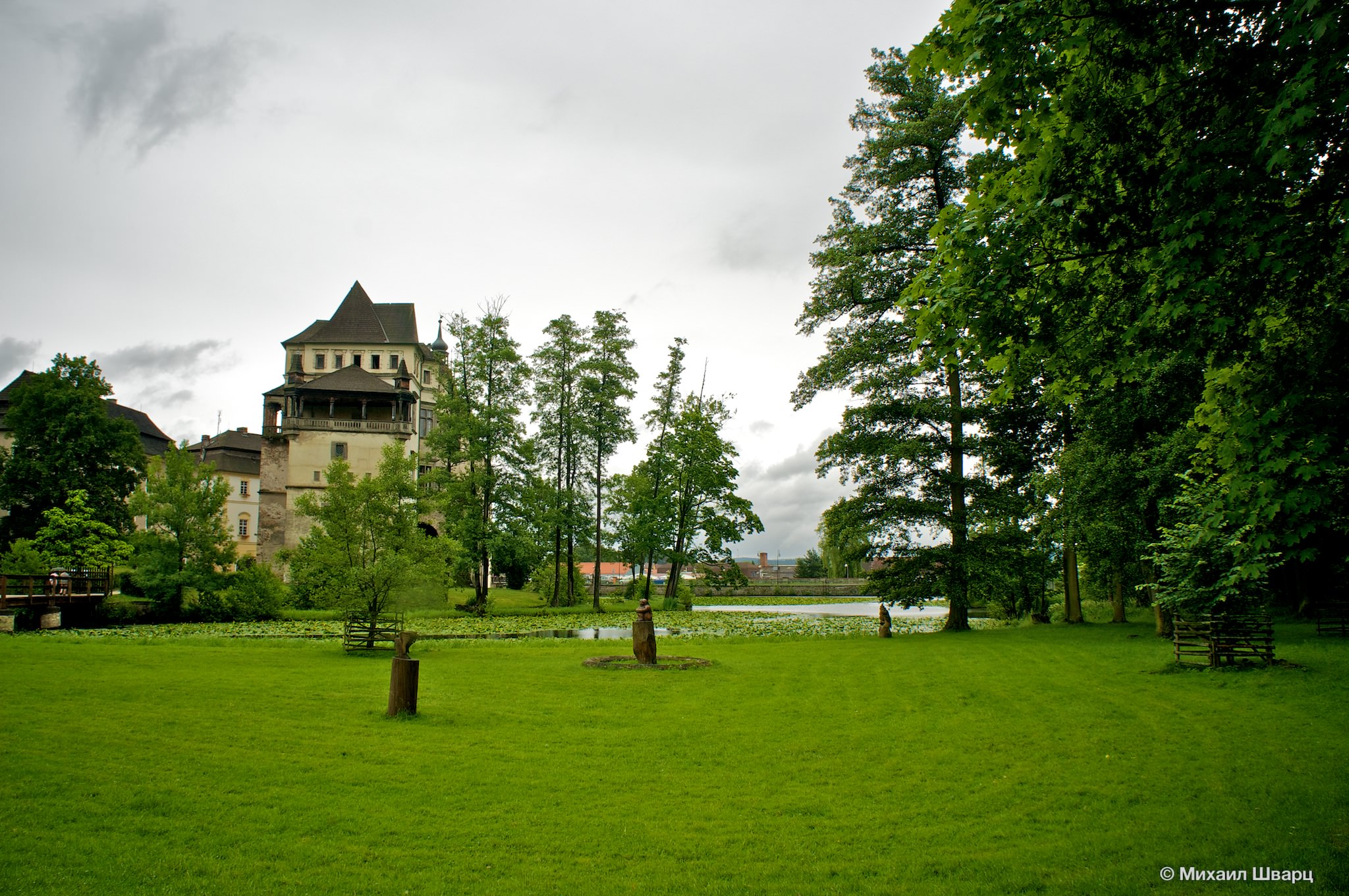 Вид на замок из парка