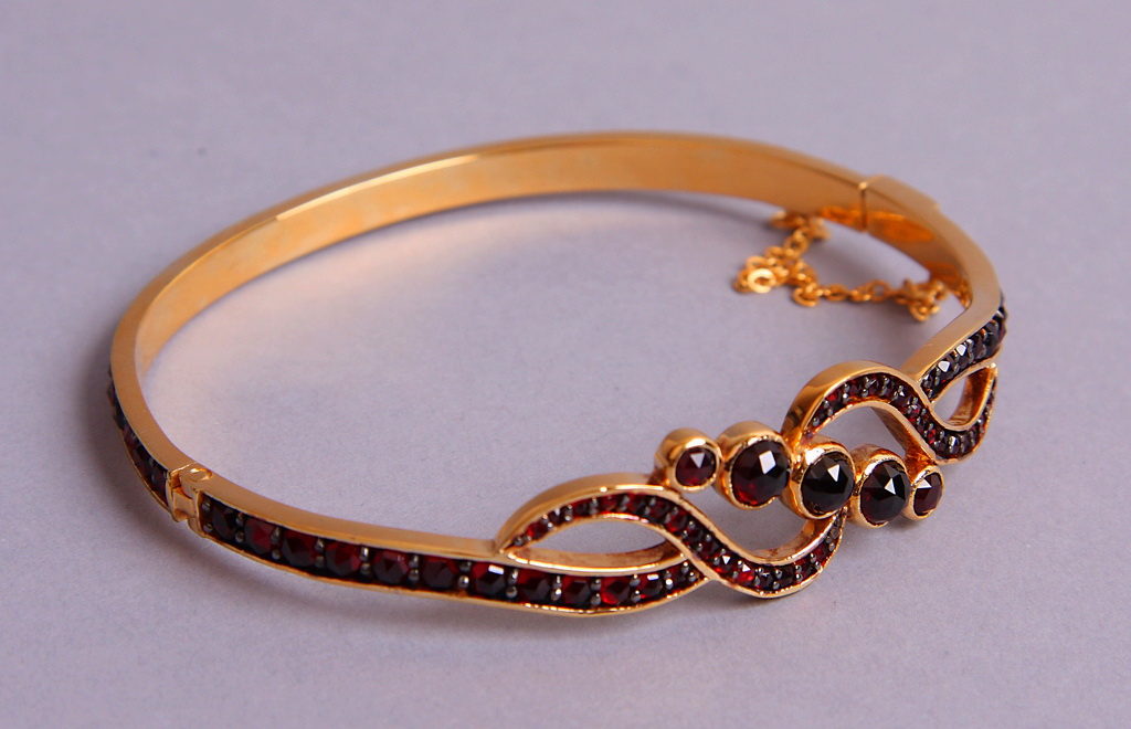 Ювелирное украшение из чешского граната