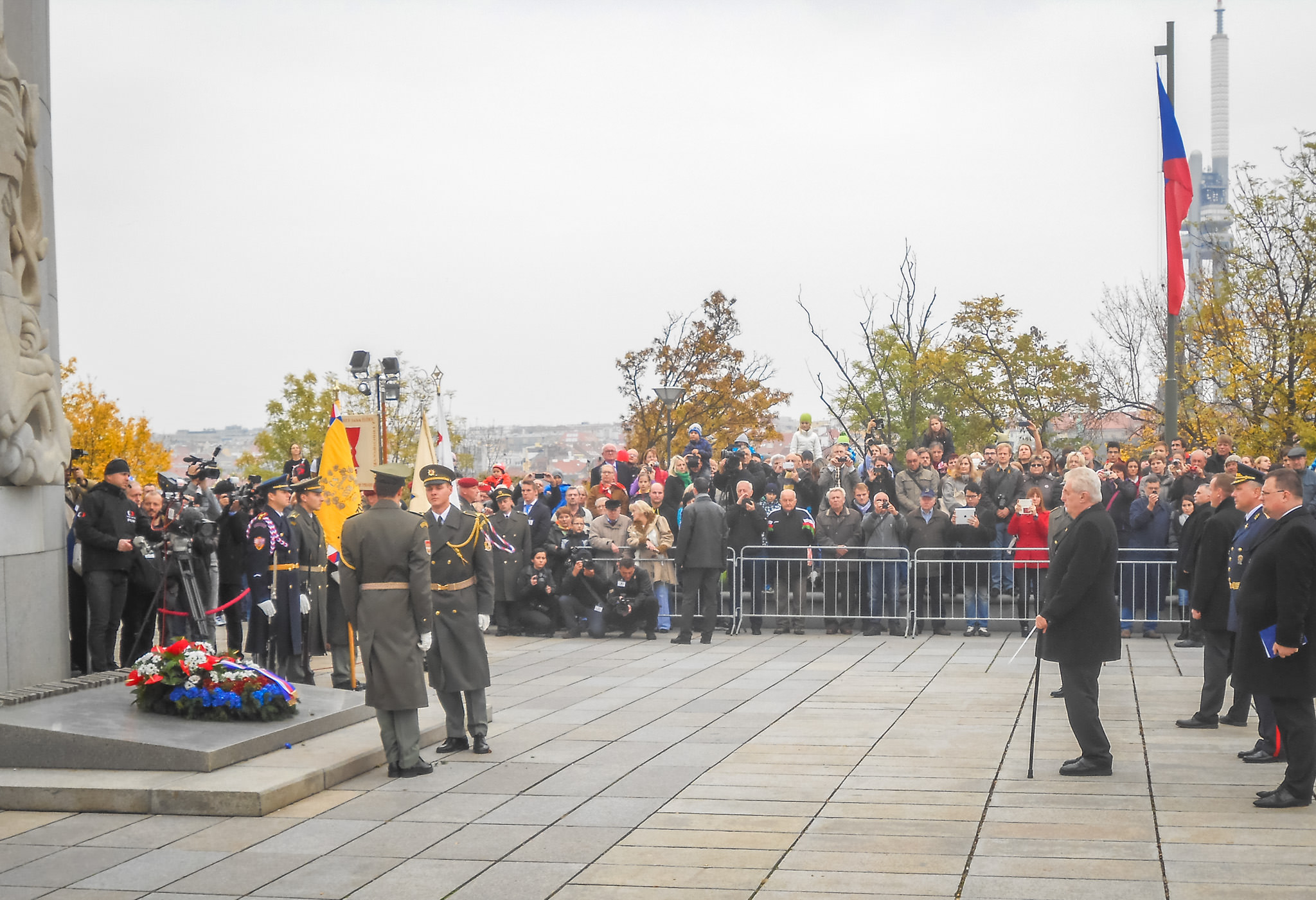 Президент возлагает венок