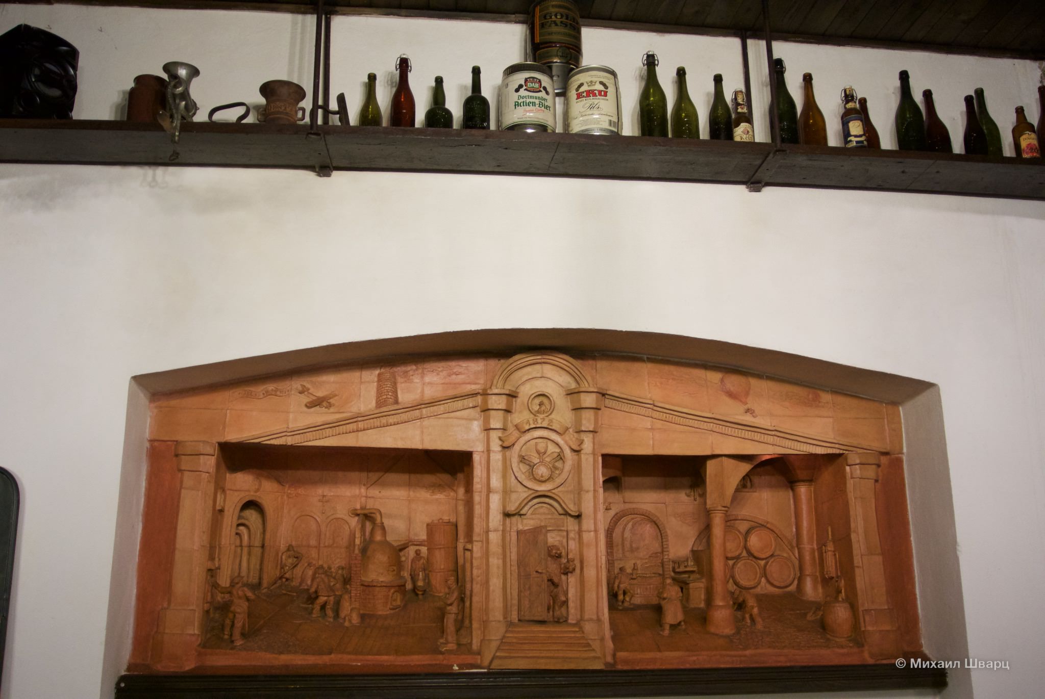 Старые бутылки над дверью