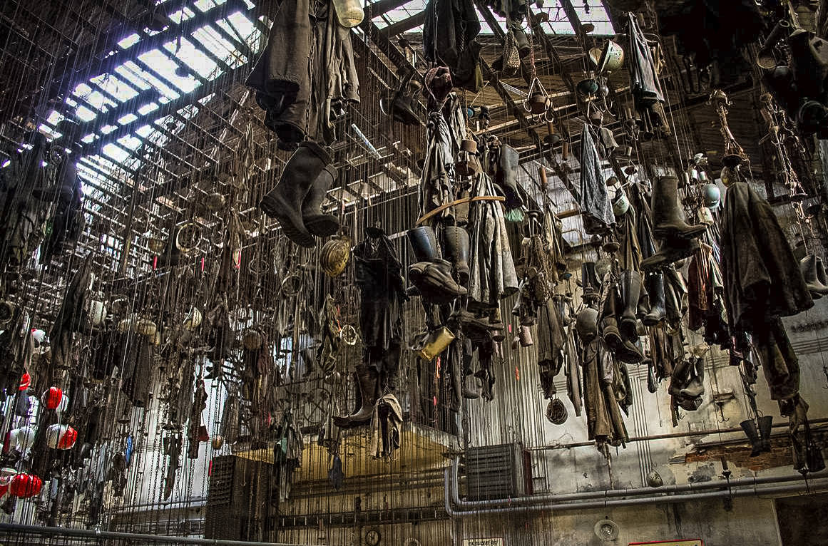 Раздевалка с цепочными «вешалками»