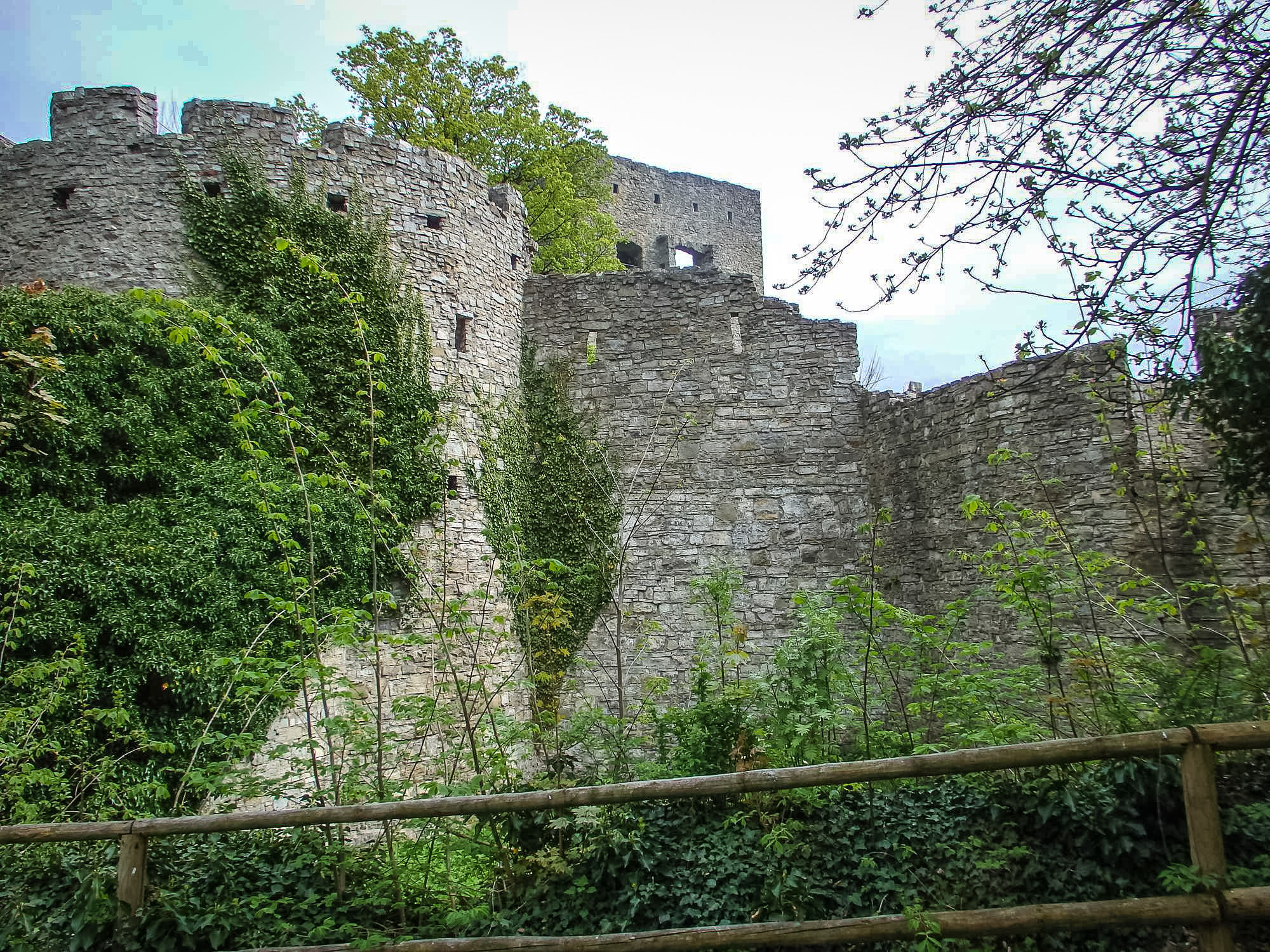 Мощные стены