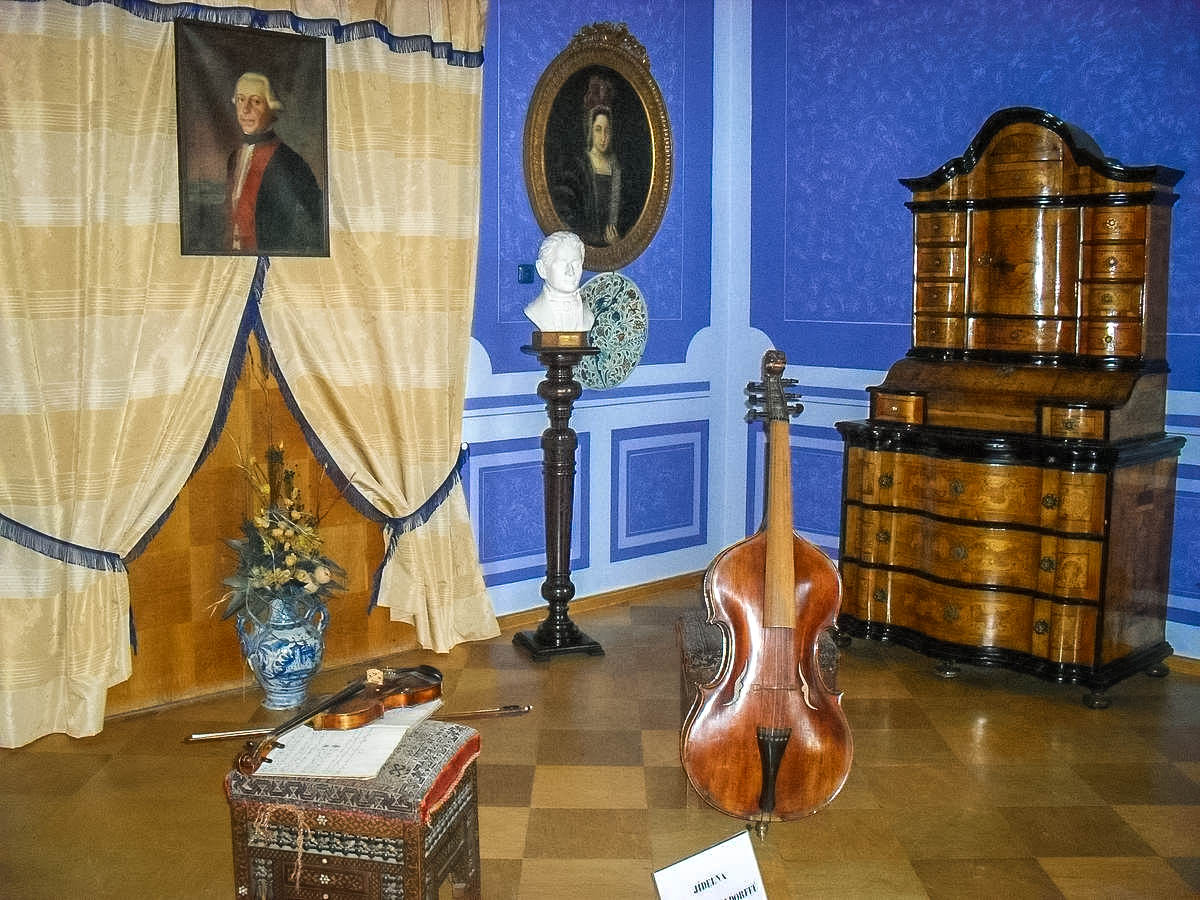 Музыкальный залЖилое помещение семьи Эйхендорфф