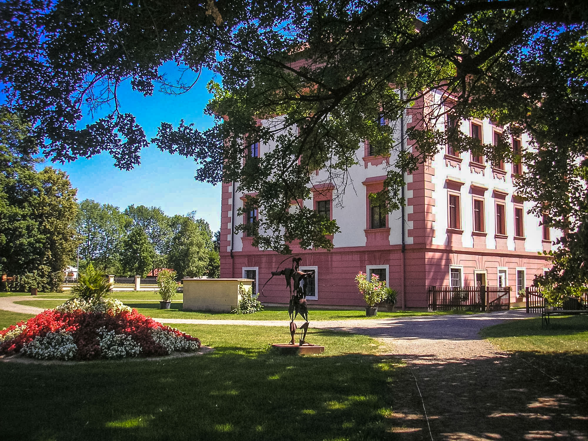 Современное искусство в замковом парке