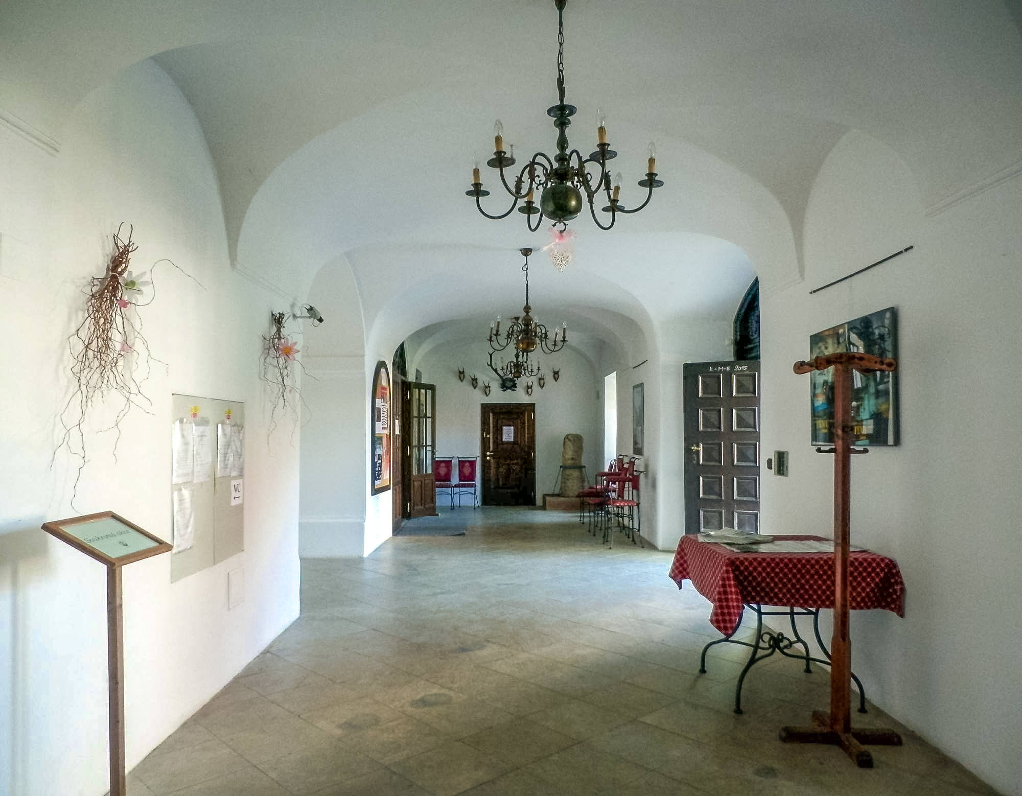 При входе в замок