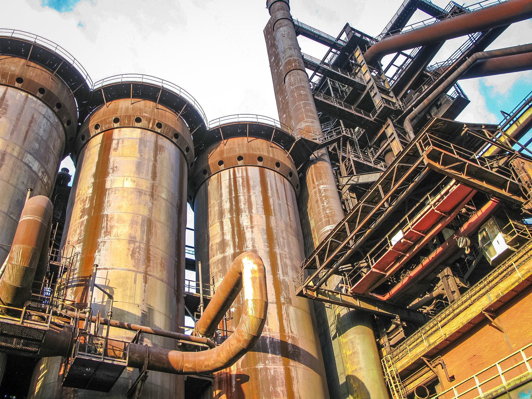 Вид лабиринта железных башен и труб