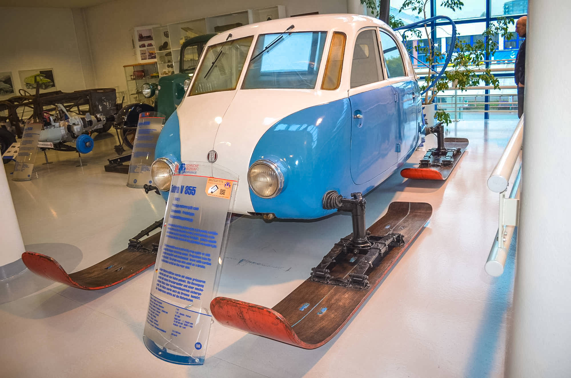 Автомобиль на лыжах