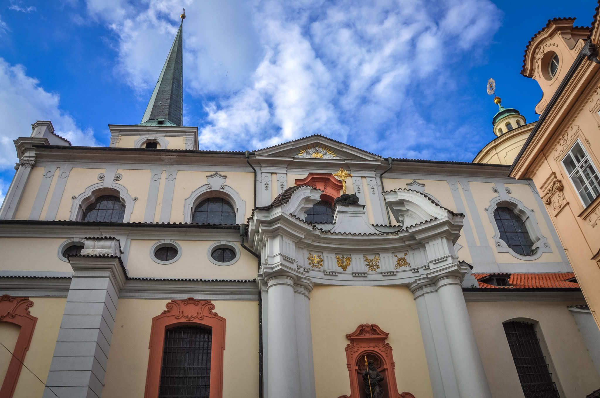 Вид на церковь с боку