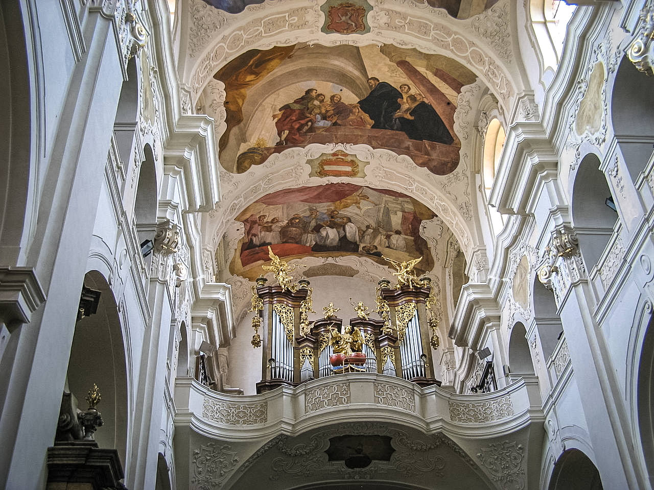 Орган и фрески Рейнера