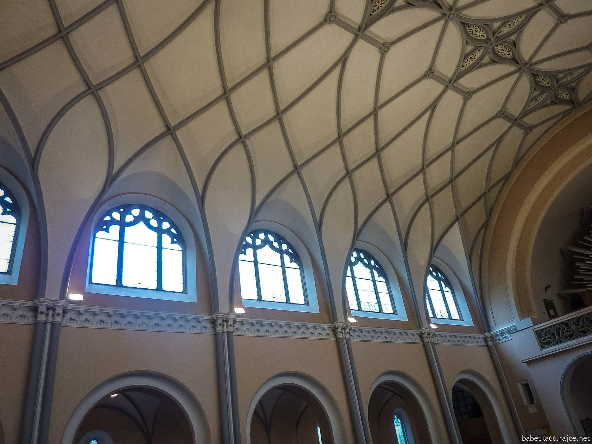 Молитвенный зал с готическим сводом