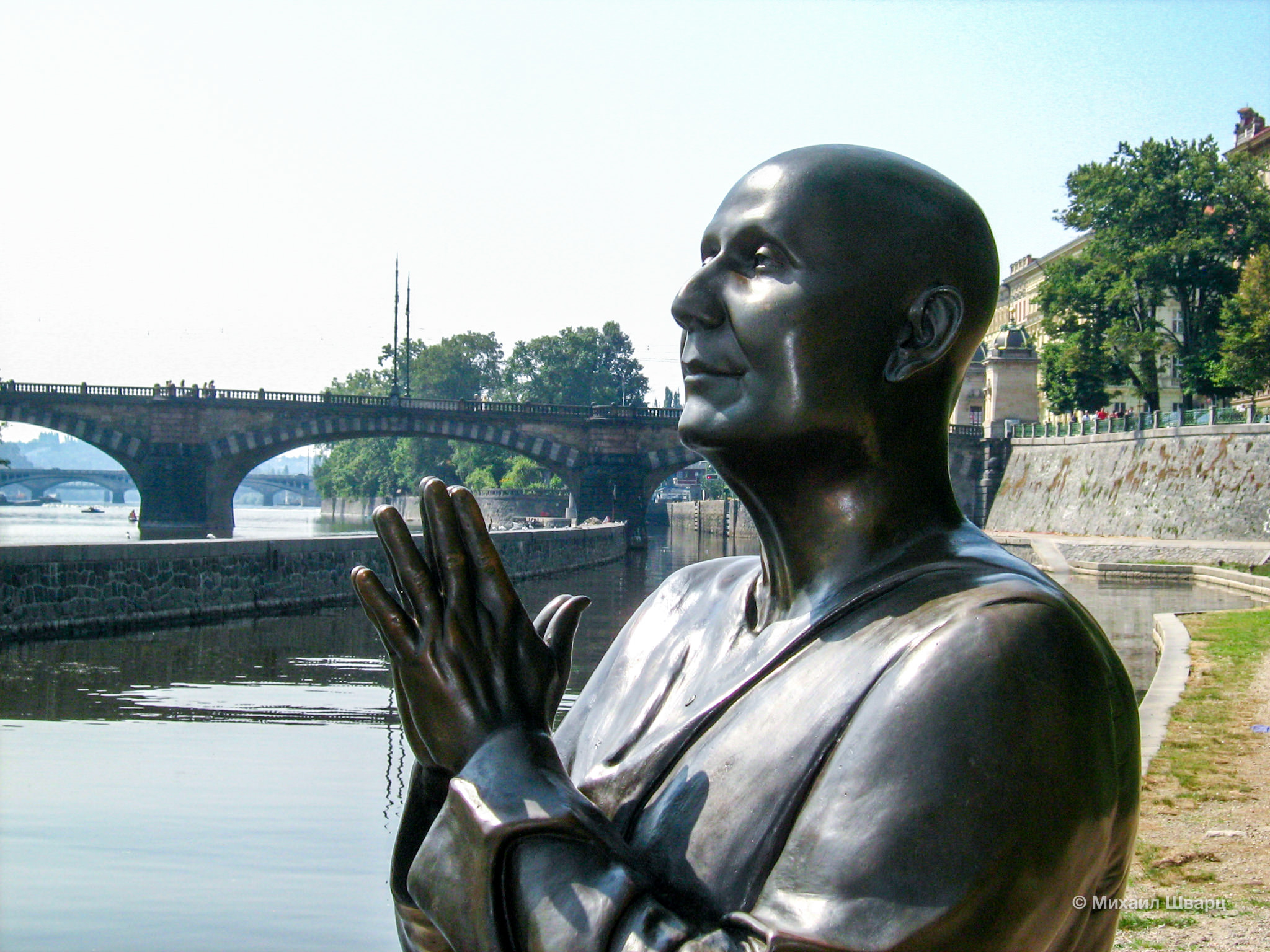 Скульптура Гармония, воздвигнутая в честь Шри Чинмой