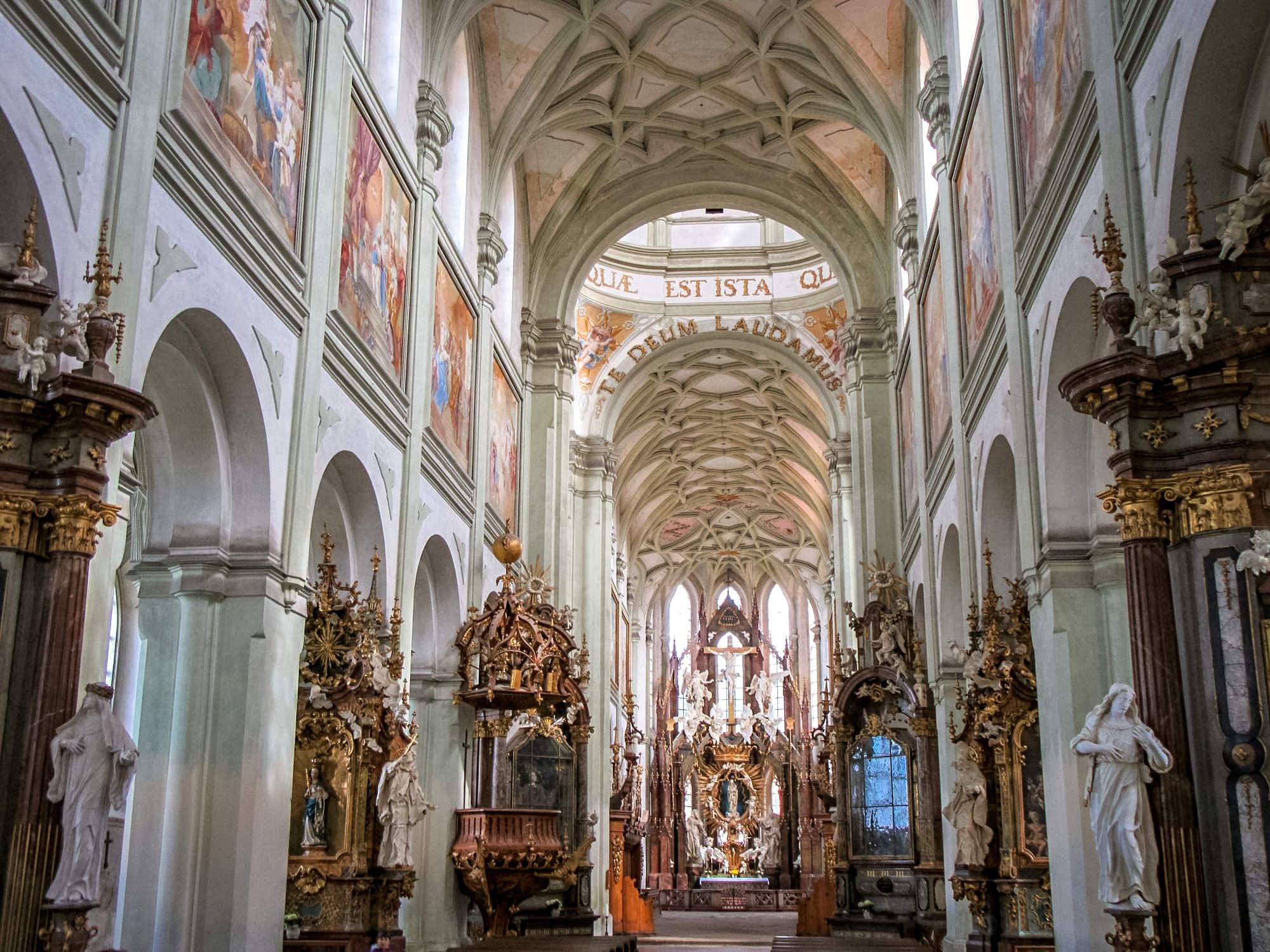 Главный неф церкви Успения Девы Марии