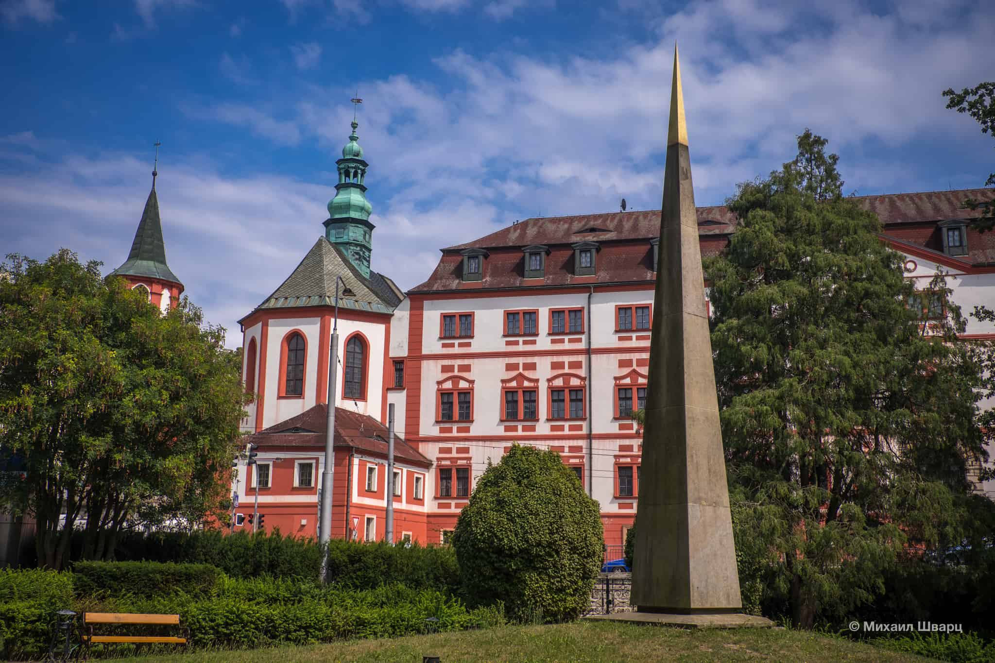 Парк перед замком