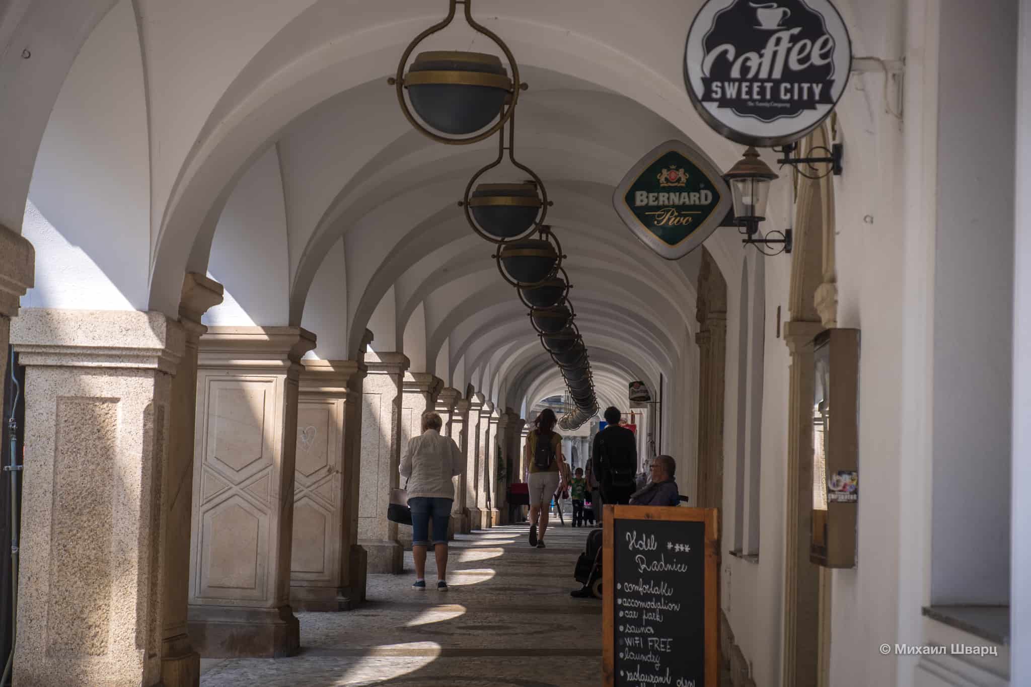 Аркада в одном из домов. В 1968 году её повредил советский танк