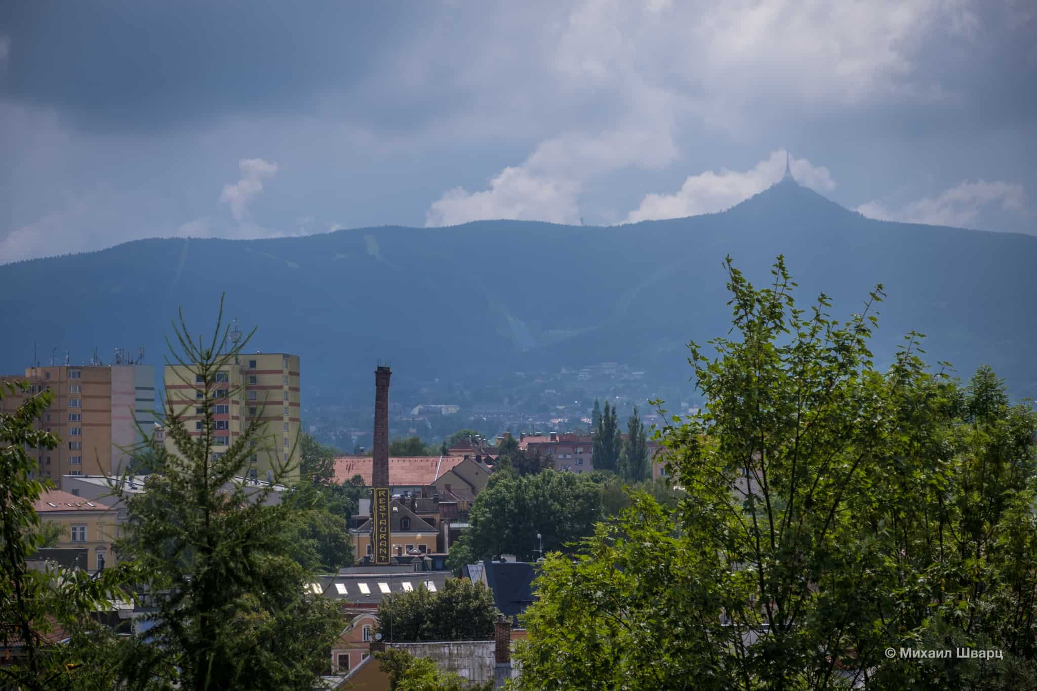 Хребет Ештед-Козак и отель Ještěd