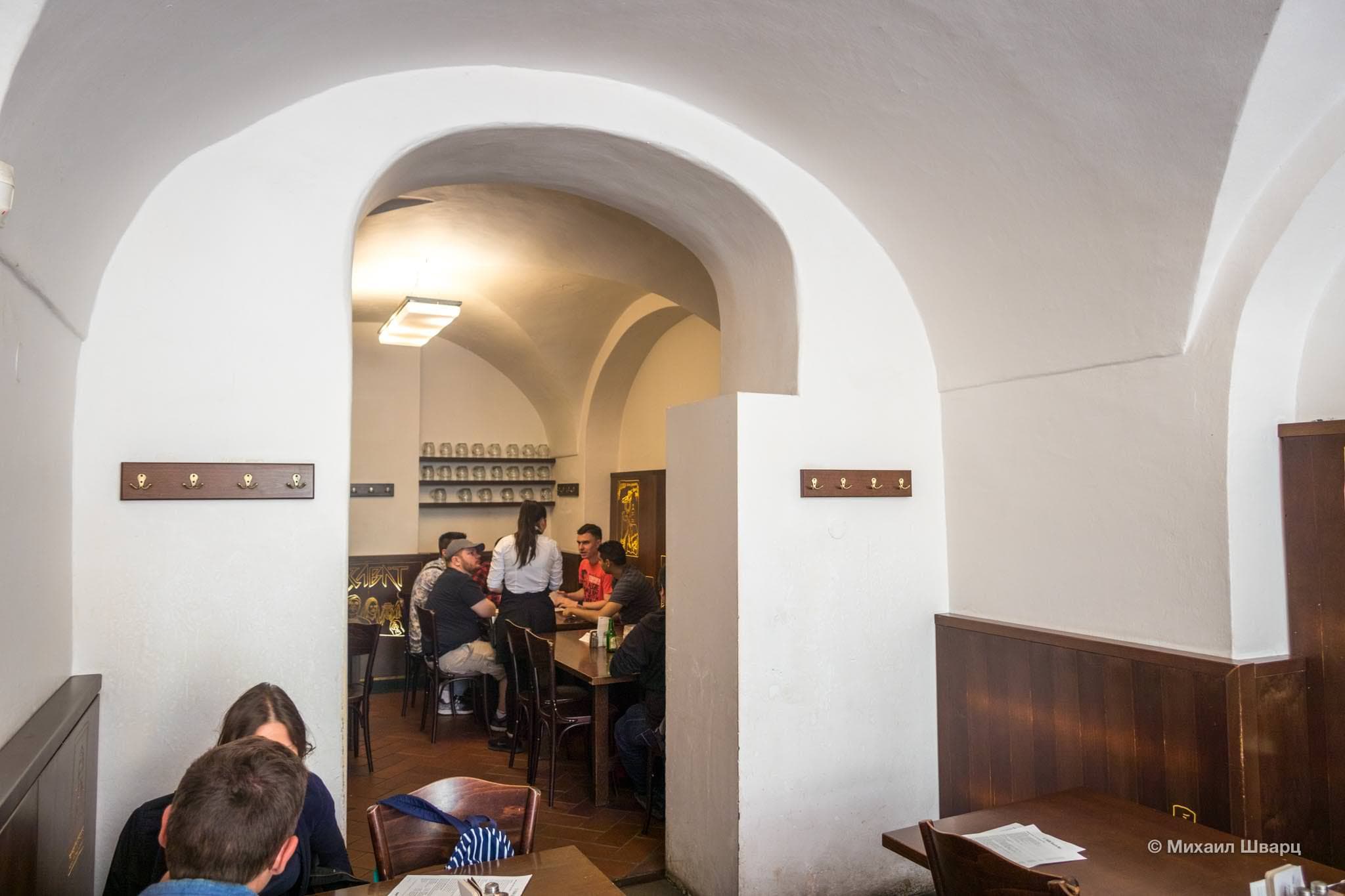 Спортанский интерьер Lokál U bílé kuželky