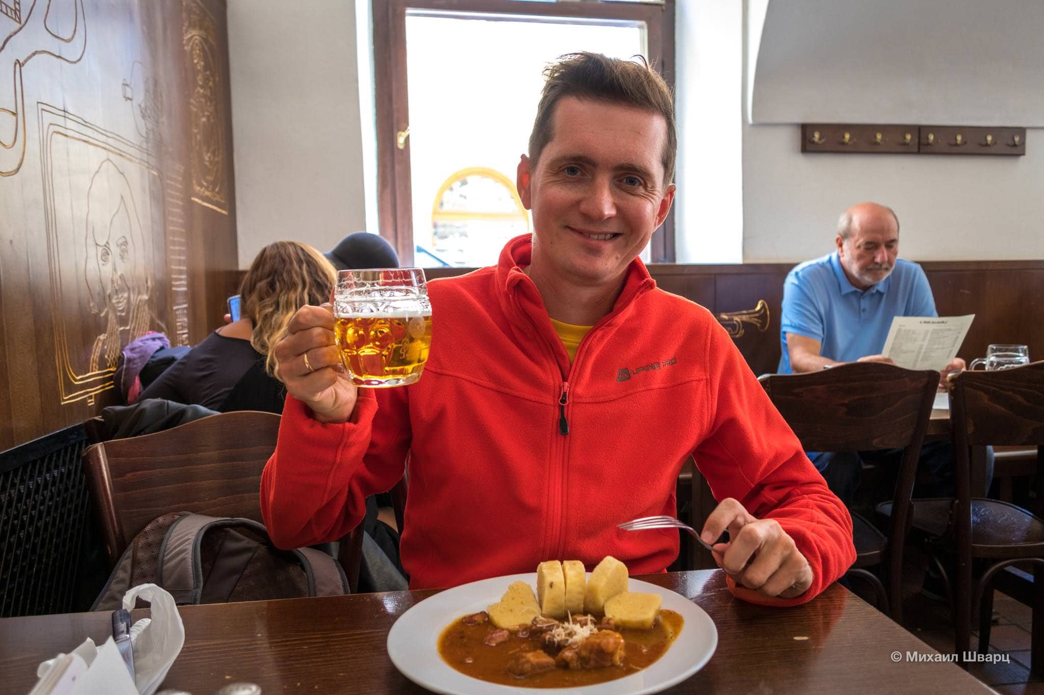 Гуляш и кружечка пльзенского