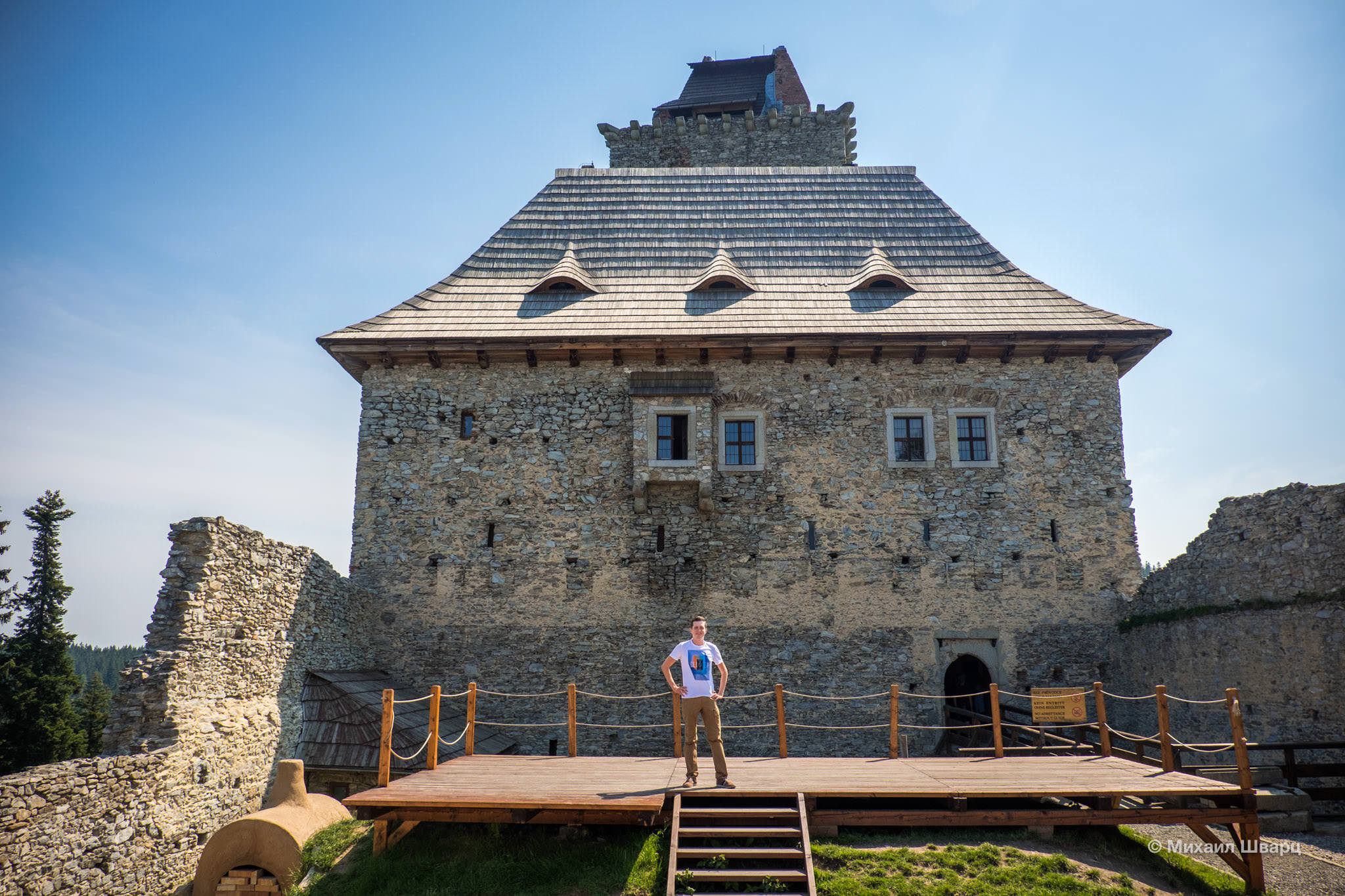 Замковый двор