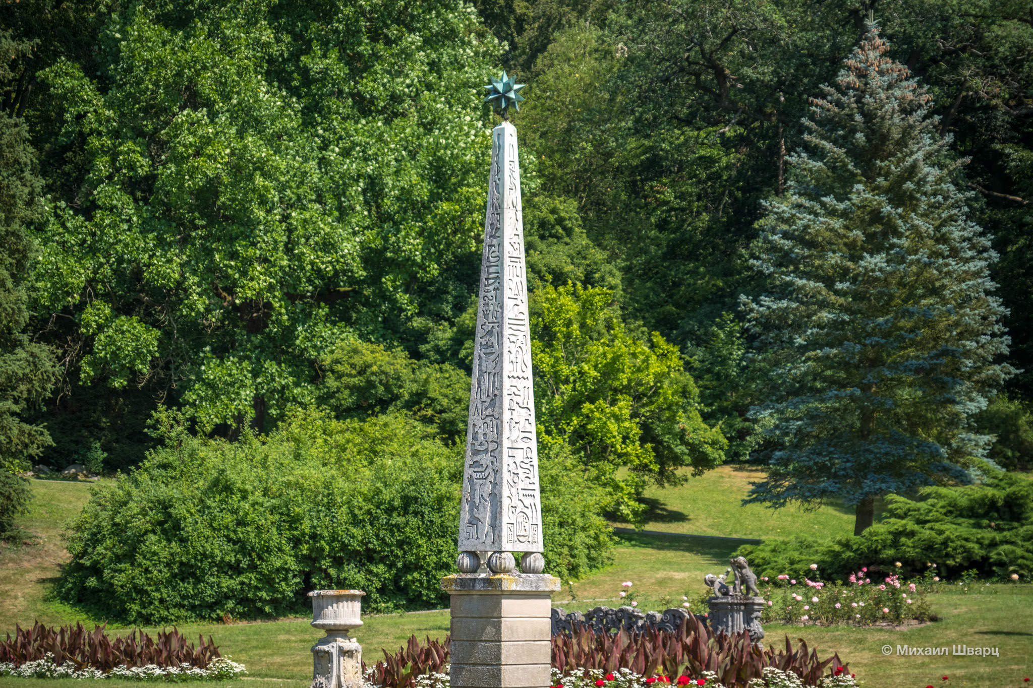 Колонна в парке