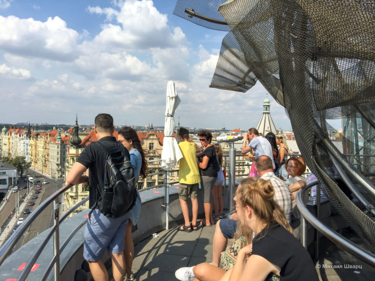 На крыше Танцующего дома