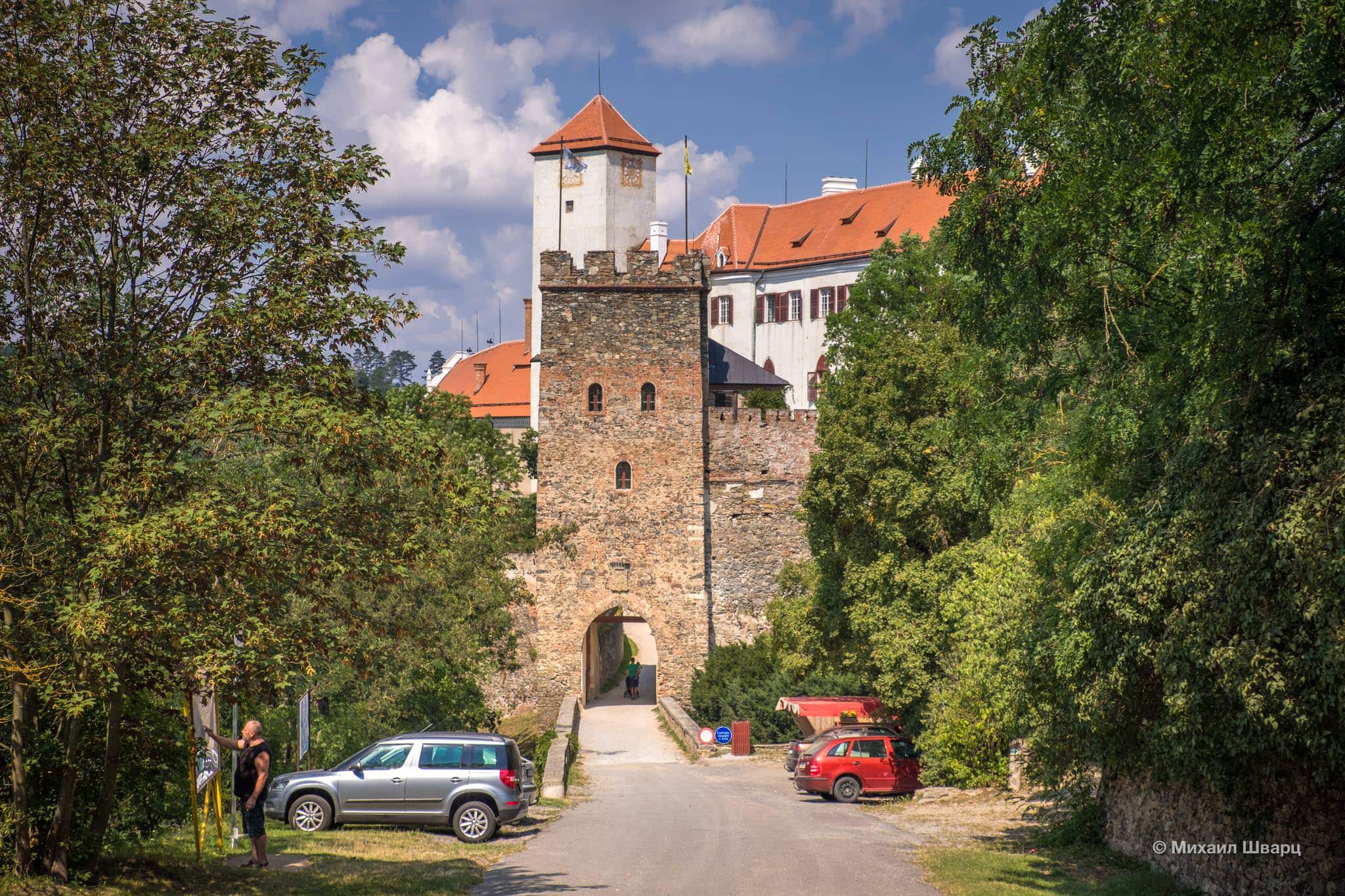 Вход в замок Битов