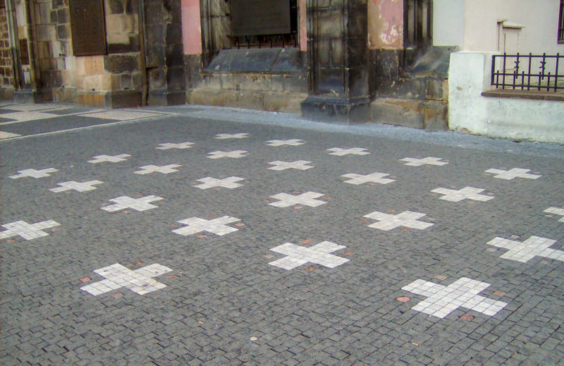 27 крестов в память о чешских «панах», казненных здесь после битвы на Белой горе