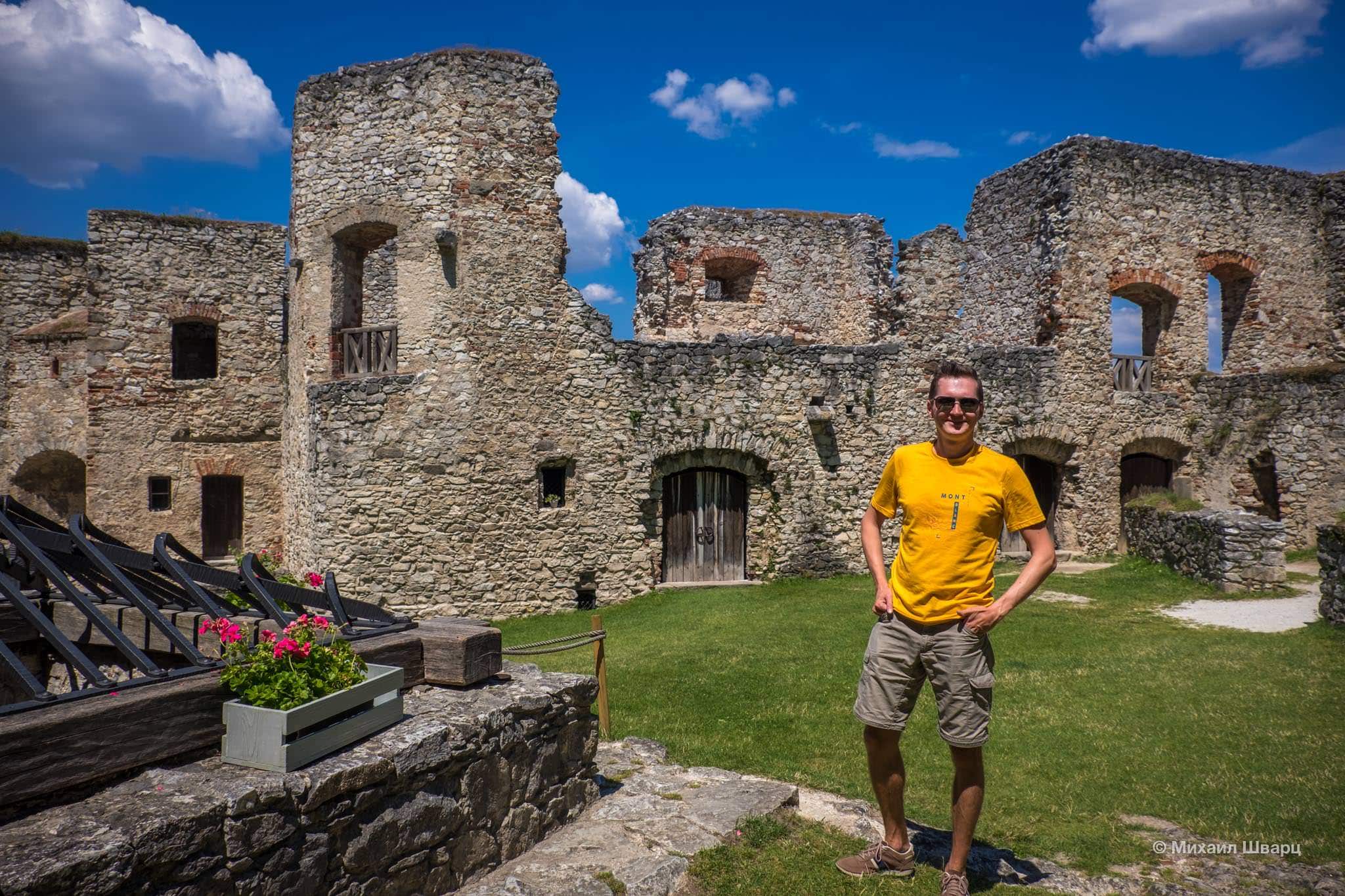 Во дворе замка Раби