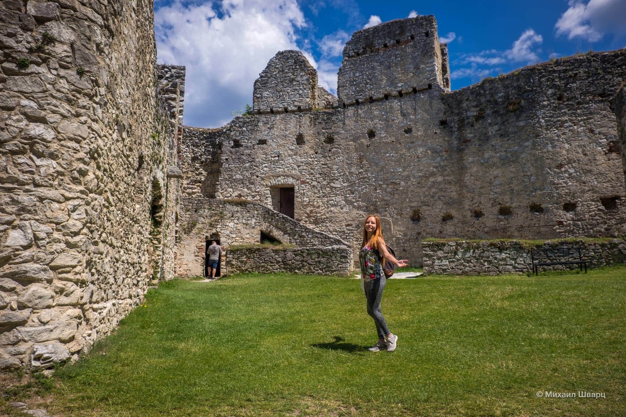 Лена во дворе замка