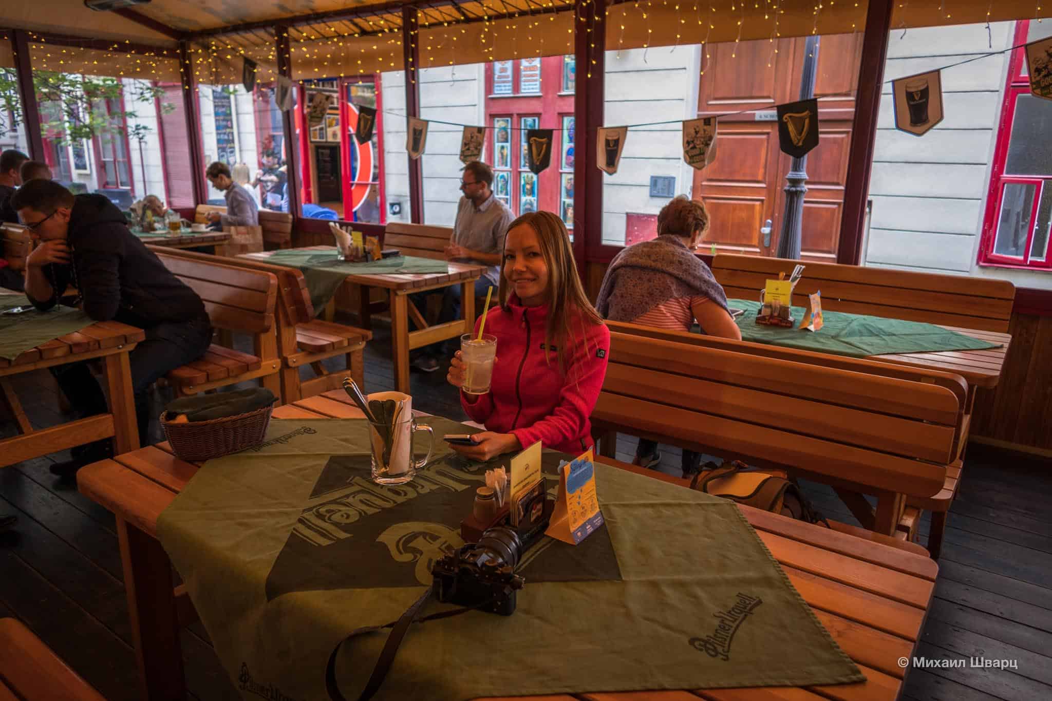 На веранде ресторана Hlávkův dvůr