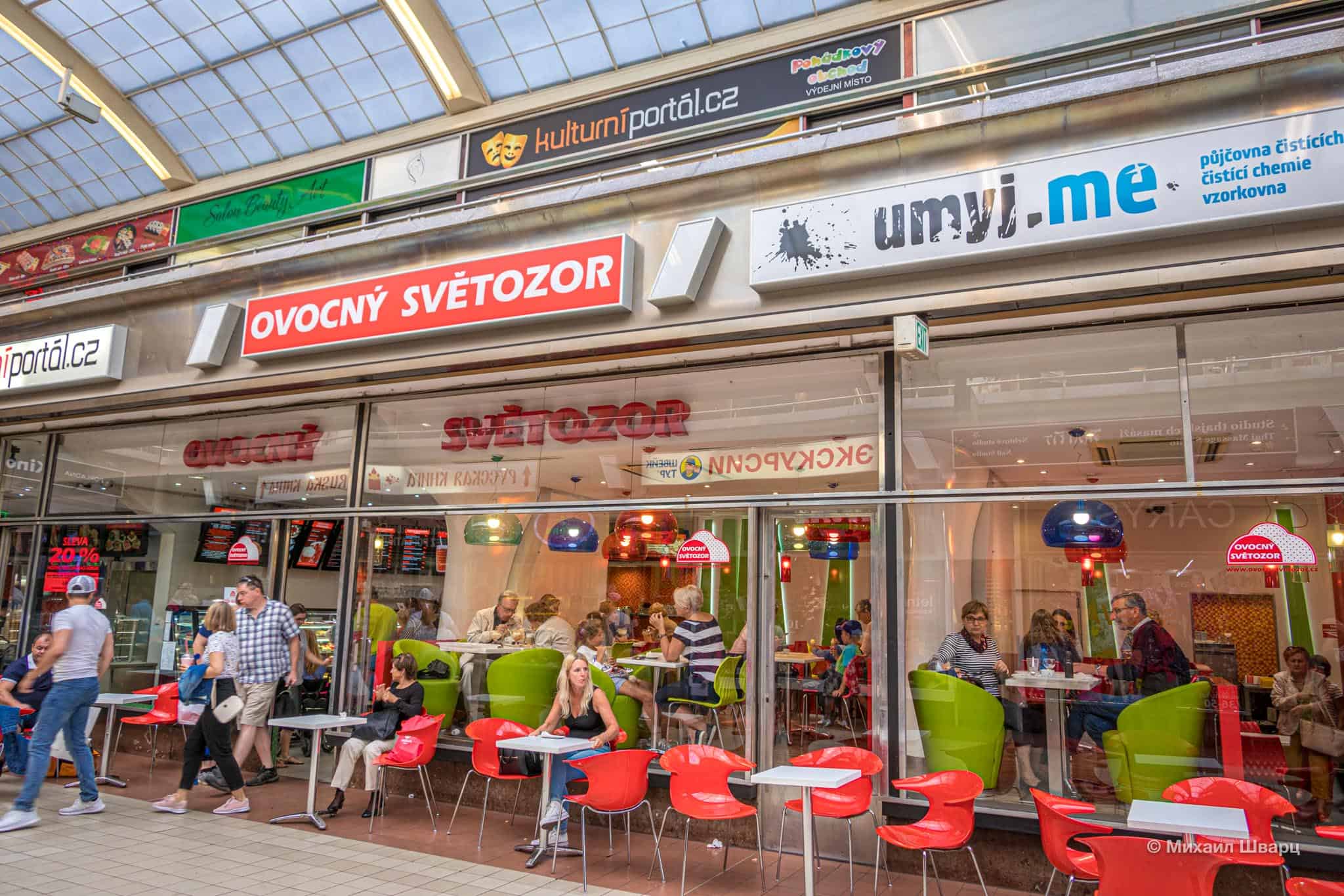 Вход в кафе с пассажа Světozor