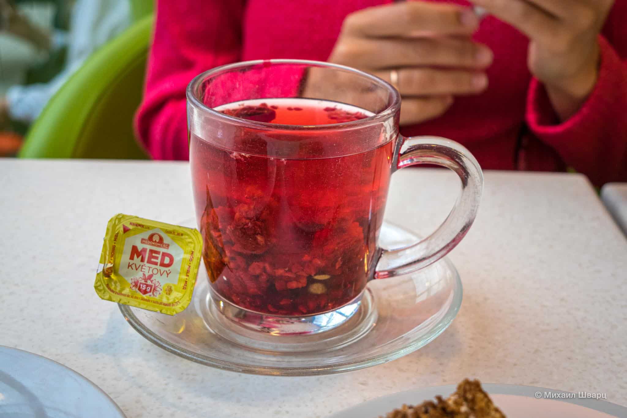 Теплый малиновый напиток здесь называют чаем