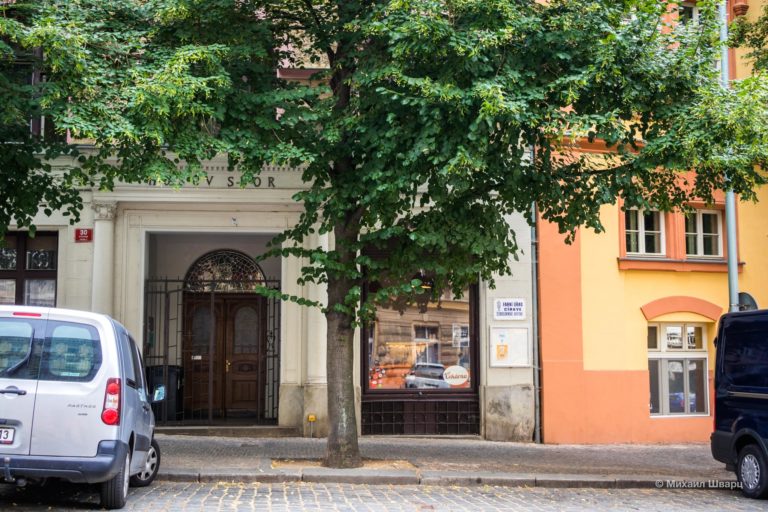 Вход в кафе Kavárna Čekárna