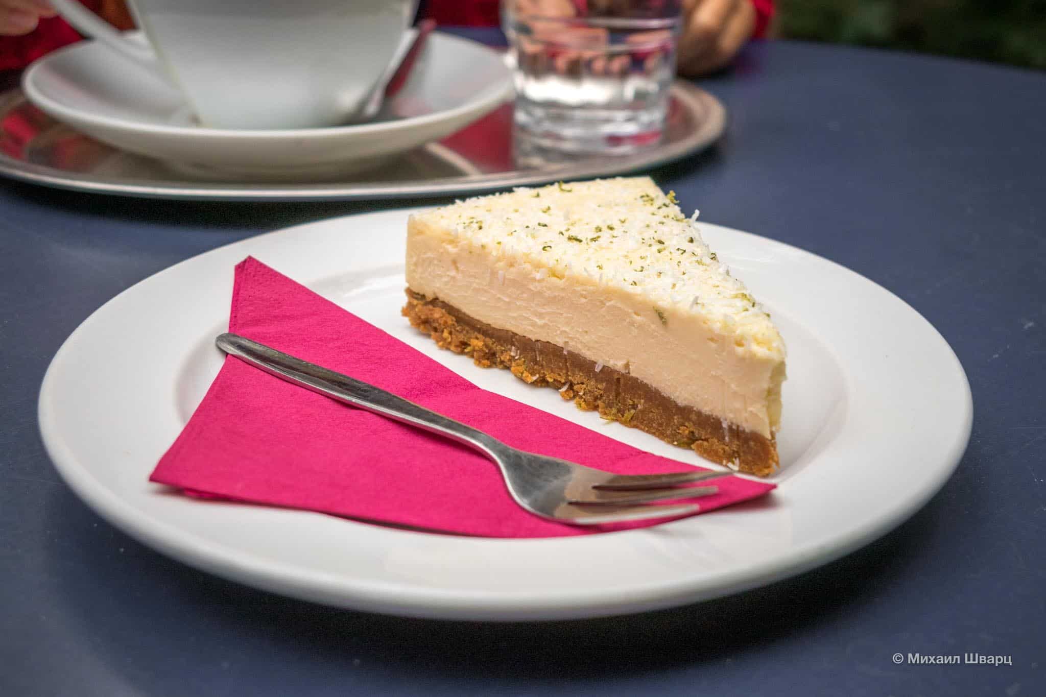 Чизкейк в кафе Kavárna Čekárna
