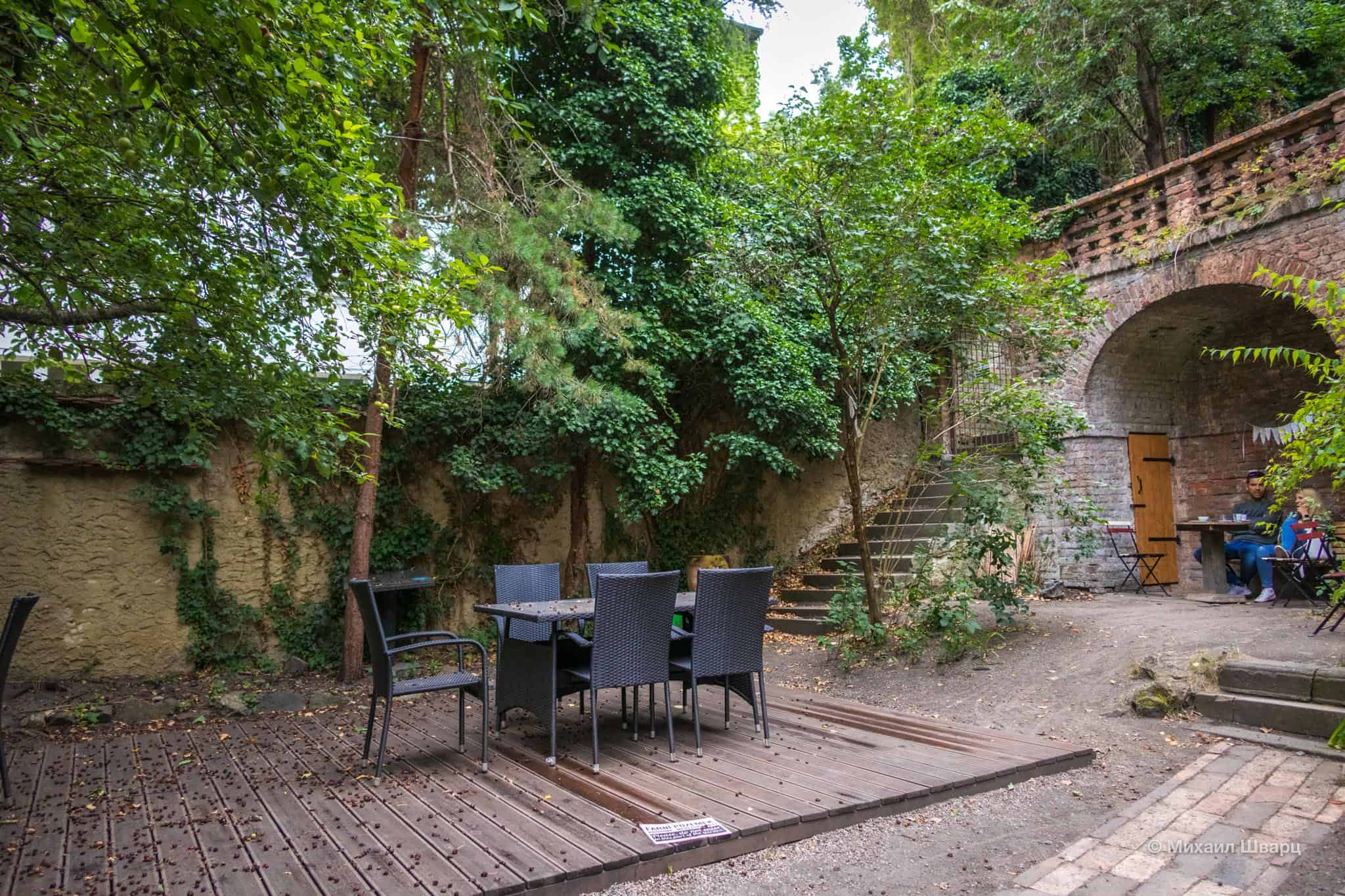 Столики в саду