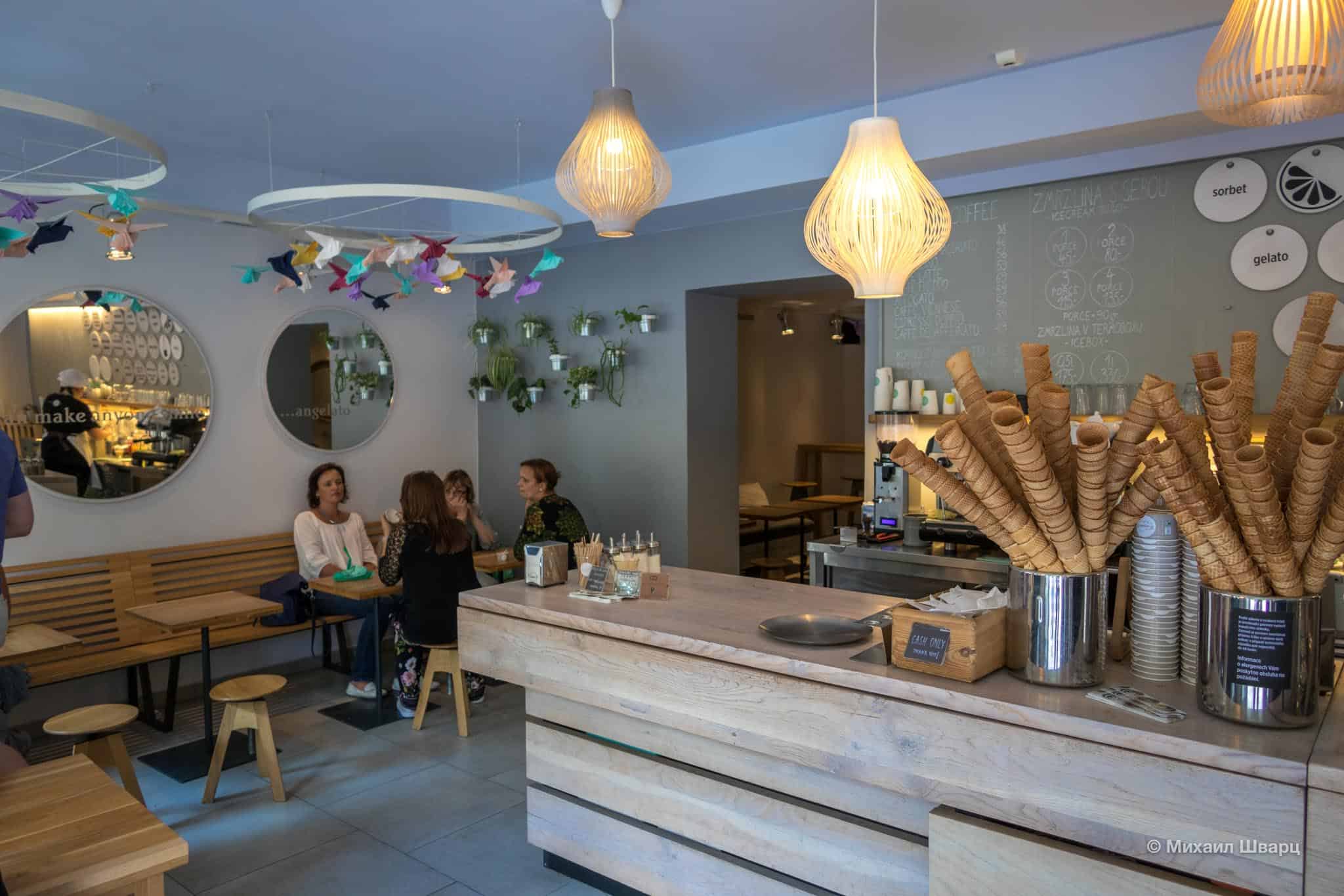 и посидеть за столиками