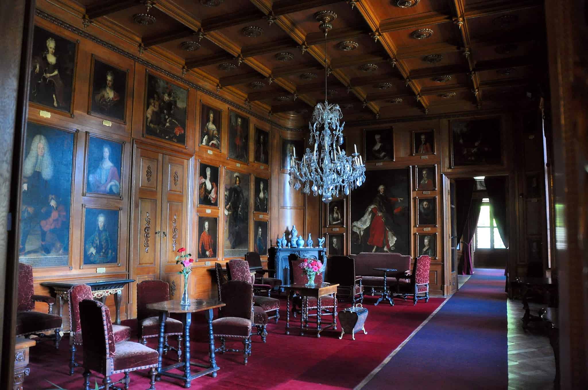 Зал с деревянными панелями