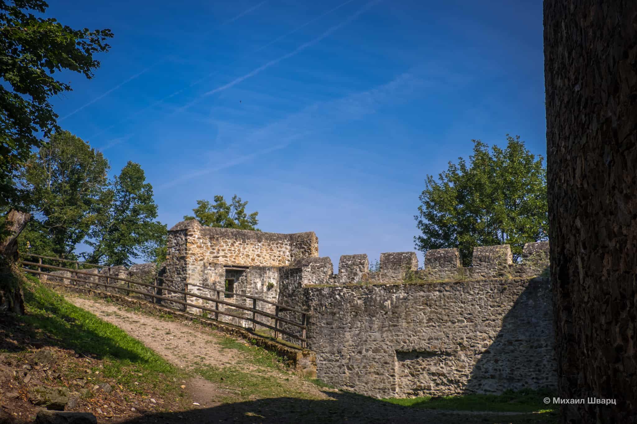 Внутри замка