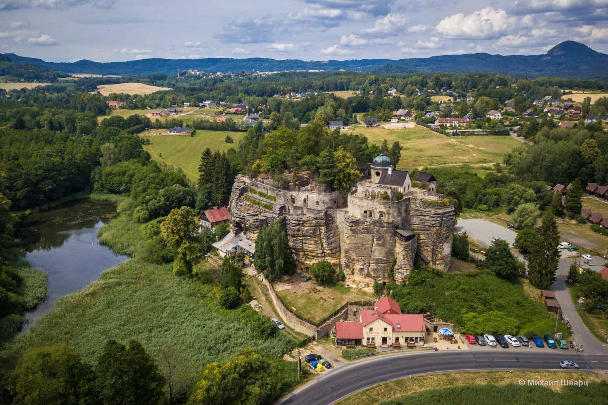 Замок, вырубленный в скал
