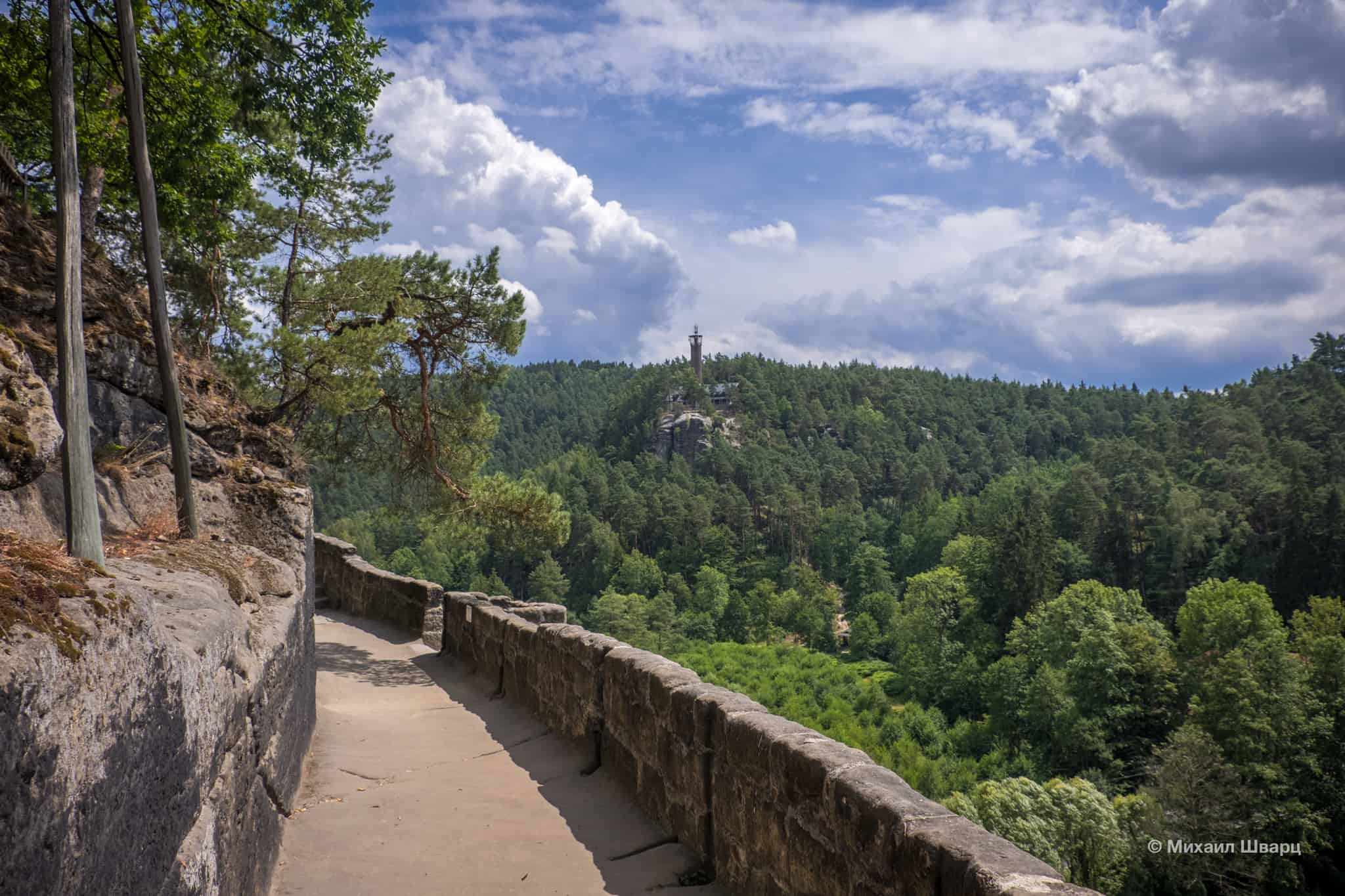 Вид на смотровую площадку со стен скального града