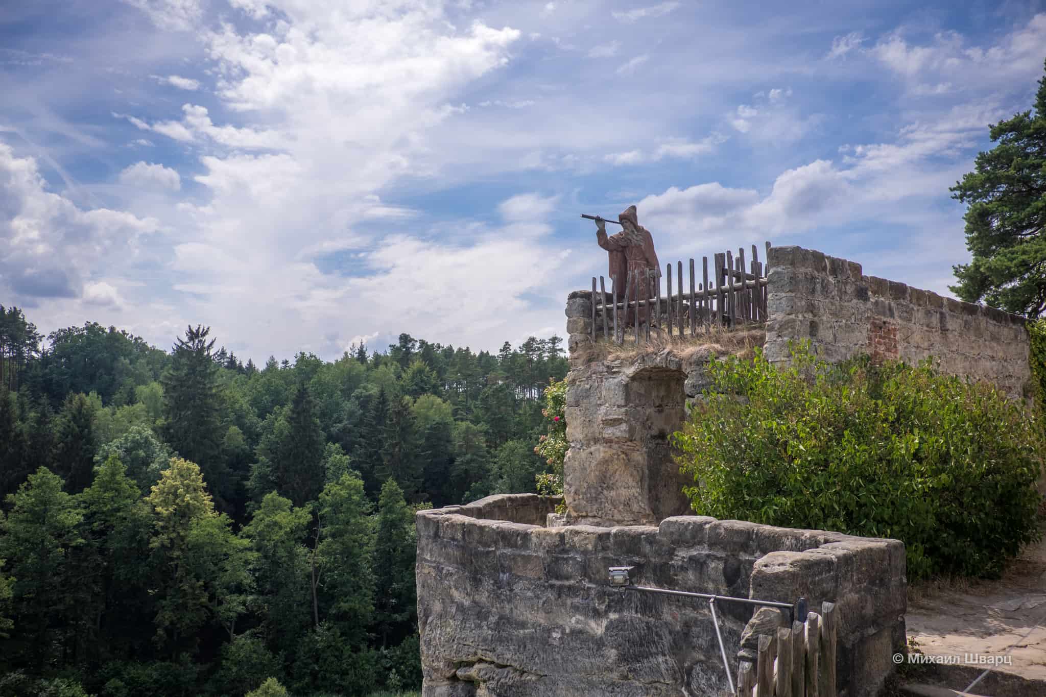 Скульптура монаха