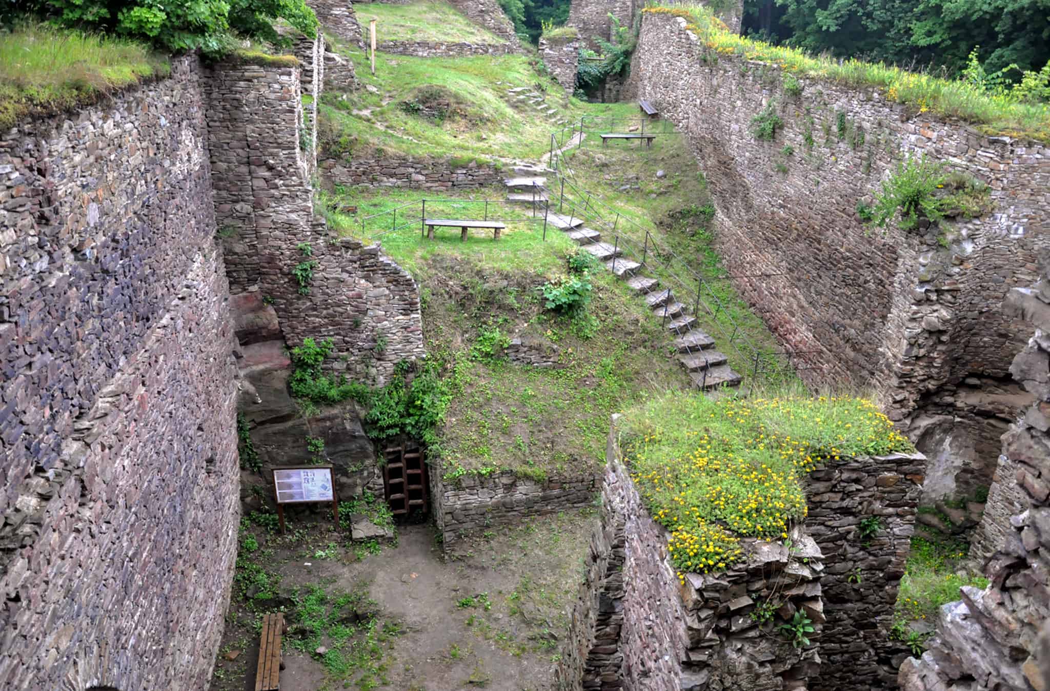 Вид на замок со стороны башни