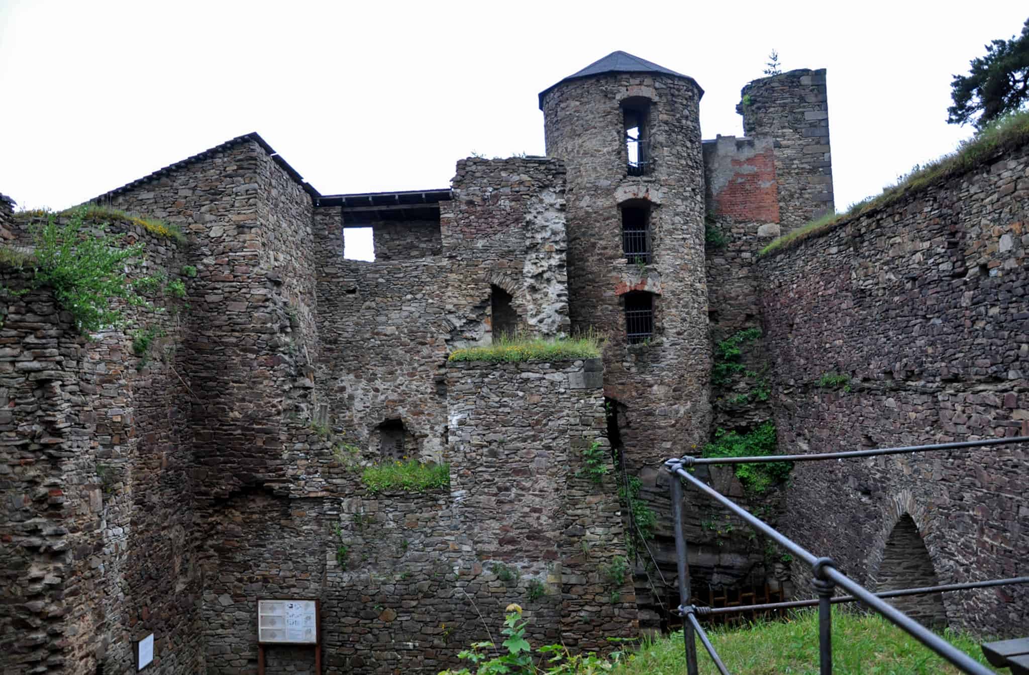 Третий двор с часовней, лестничной башней и старым дворцом с башнями