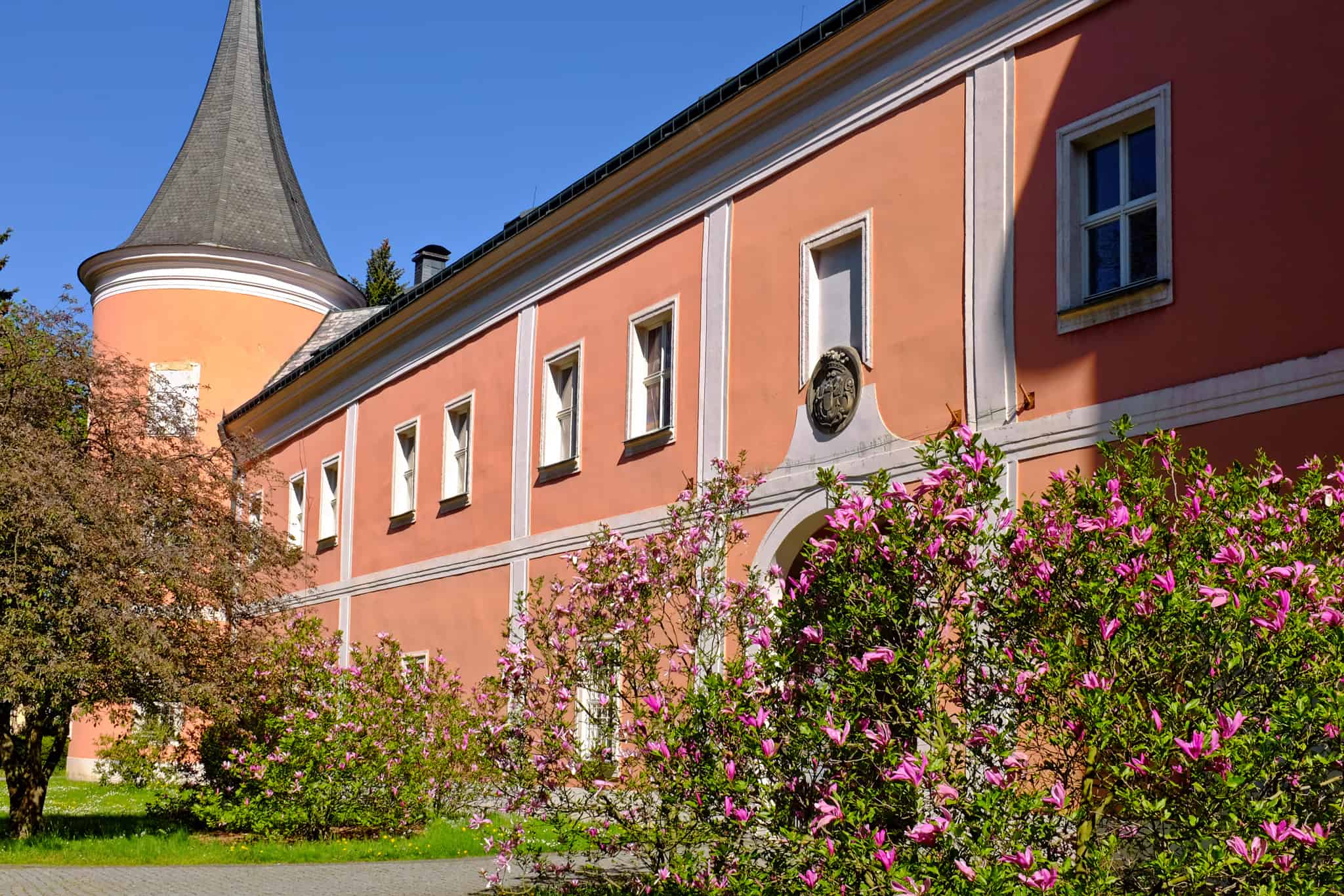 Фамильный герб Ностицких над входом