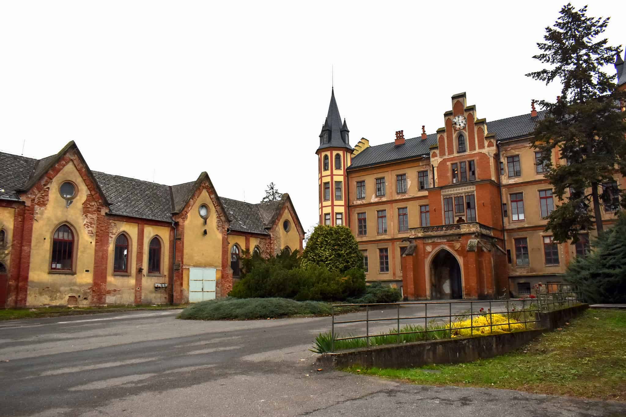 Слева от замка находятся офисные здания