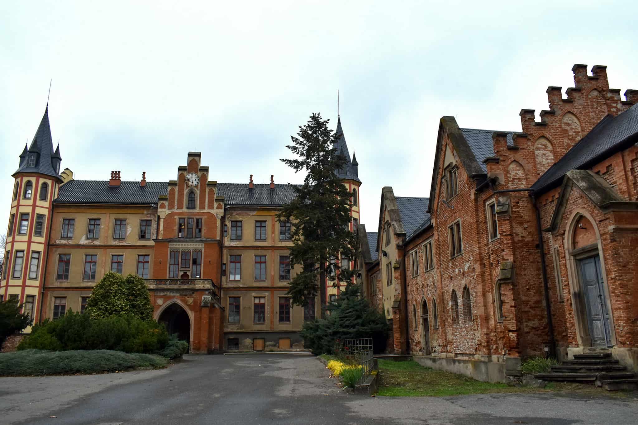 Справа от замка построена часовня святого Креста