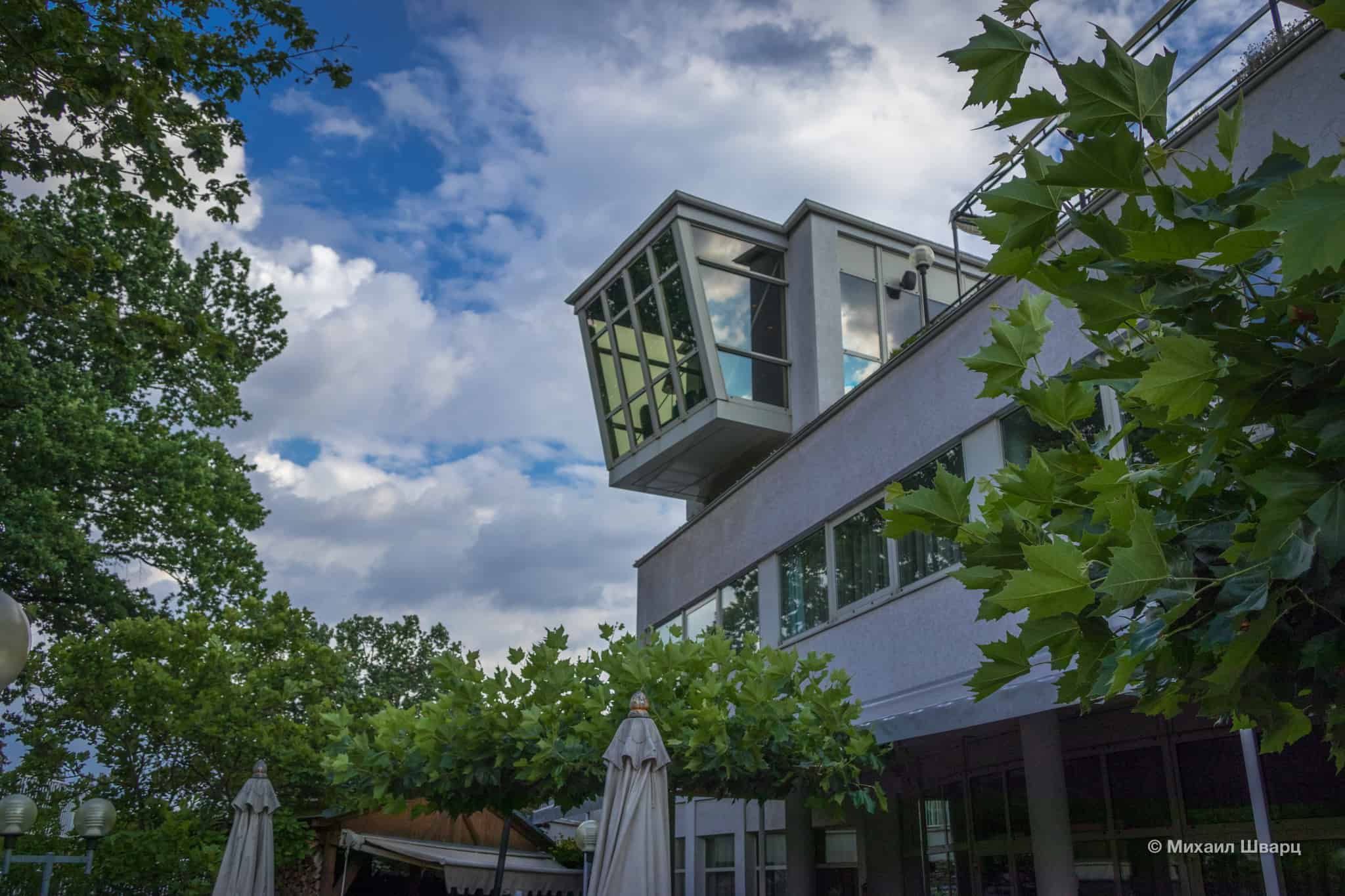 Корпус отеля NH Prague City на холме Мразовка